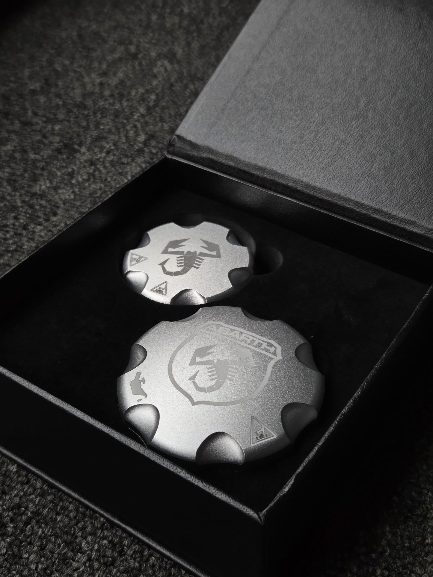 engine oil cap/radiator cap