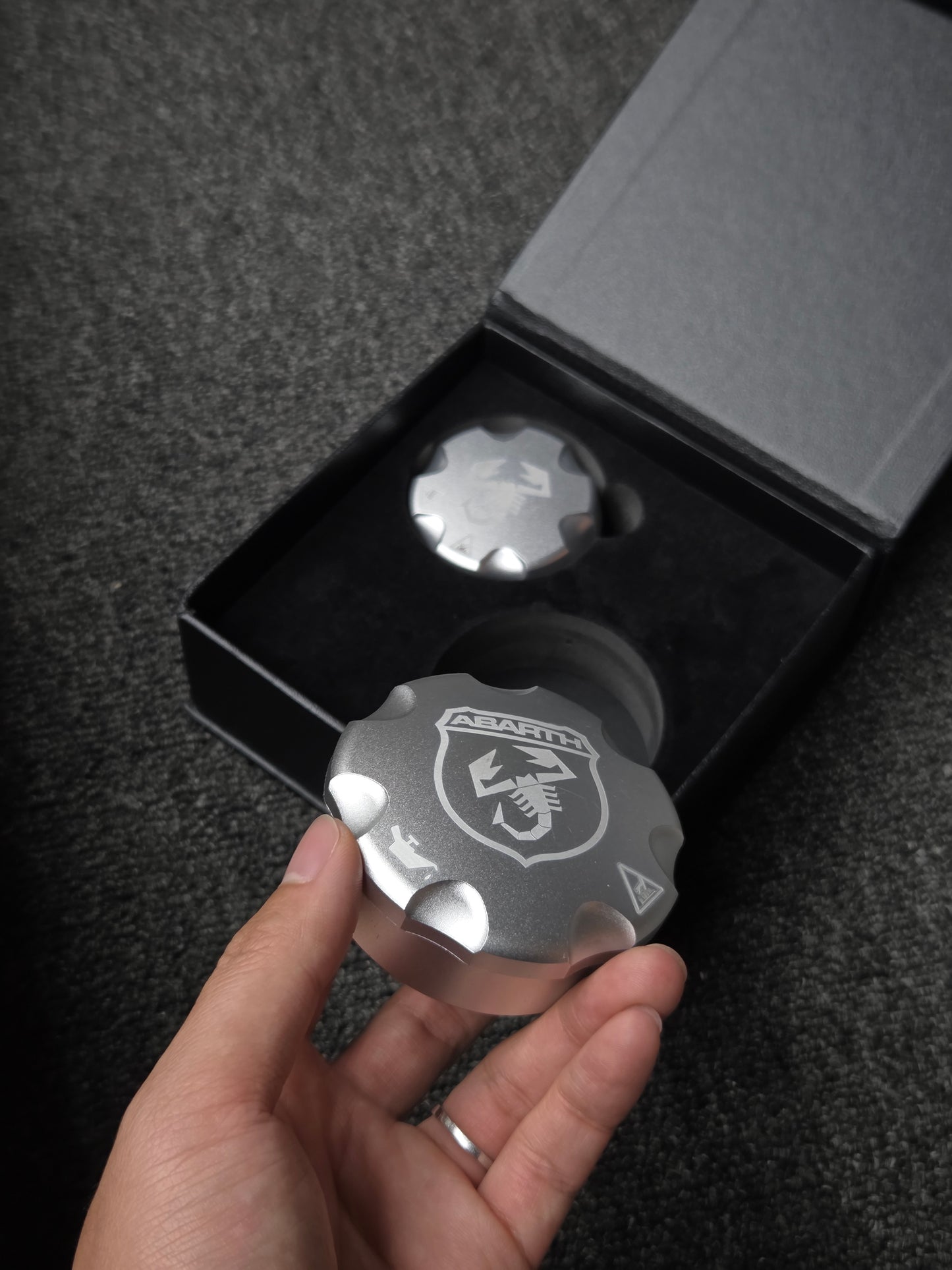 engine oil cap/radiator cap